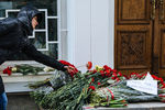 Цветы у посольства Бельгии в Москве