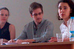 Бывший сотрудник ЦРУ Эдвард Сноуден во время встречи с представителями правозащитных организаций в аэропорту Шереметьево, 2013 год
