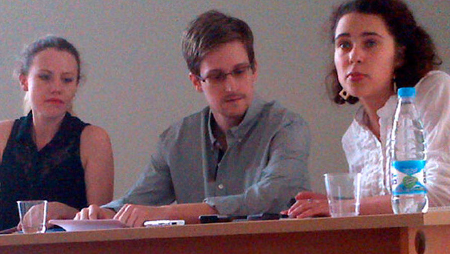 Бывший сотрудник ЦРУ Эдвард Сноуден во время встречи с&nbsp;представителями правозащитных организаций в&nbsp;аэропорту Шереметьево, 2013&nbsp;год