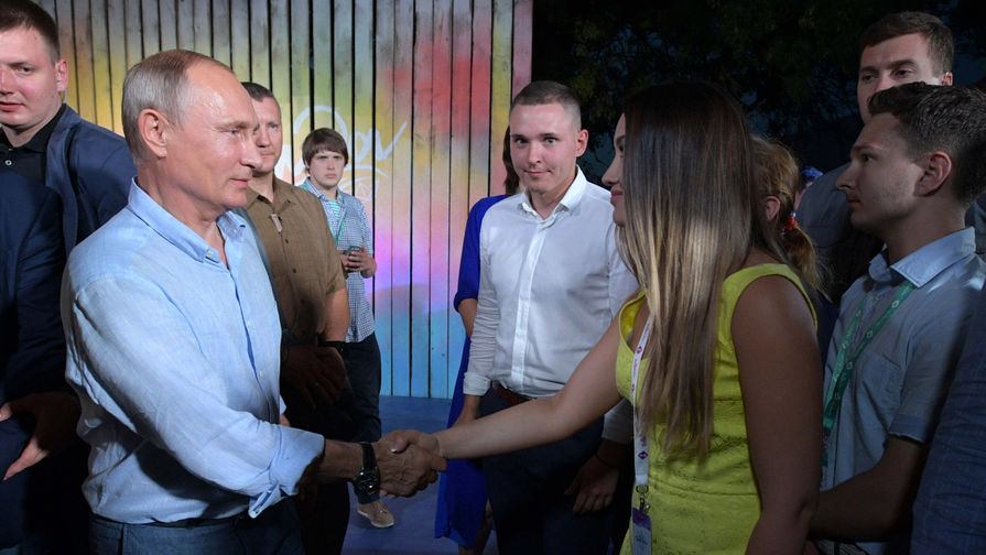 Президент РФ Владимир Путин во время посещения ежегодного Всероссийского молодежного образовательного форума «Таврида» на Бакальской косе, 20 августа 2017 года