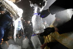 Верующие набирают крещенскую воду в бутылки на источнике «Гремячий ключ» в Сергиево-Посадском районе, 19 января 2021 года