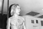 Игги Поп во время перформанса группы The Stooges в Нью-Йорке, 1973 год