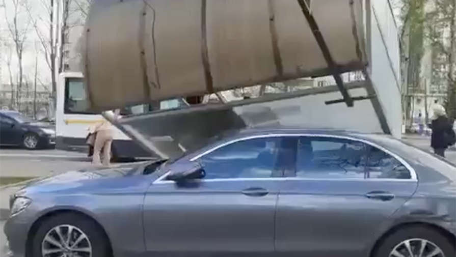 В Красногорске автобусная остановка рухнула на припаркованный Mercedes-Benz