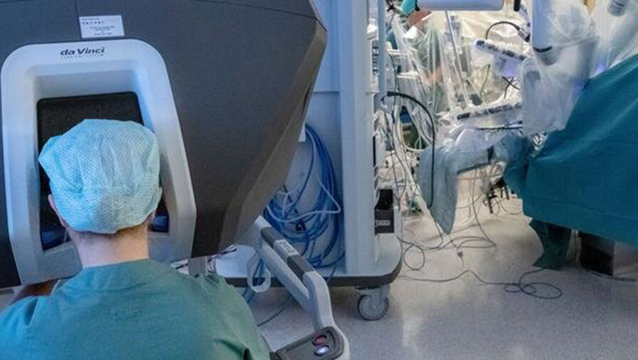 В Швеции родила здорового ребенка женщина с маткой, пересаженной с помощью робота