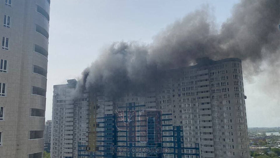 В Краснодаре вспыхнула крыша недостроенного дома, очевидцы слышали взрывы