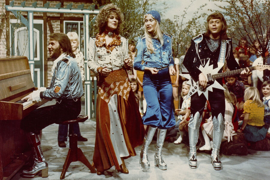 Группа ABBA (Бенни Андерссон, Анни-Фрид Лингстад, Агнета Фельтског и Бьорн Ульвеус) во время съемки для&nbsp;телевидения, 1977&nbsp;год