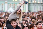 Выпускники на Дворцовой площади во время ежегодного праздника «Алые паруса» в Санкт-Петербурге, 28 июня 2025 года