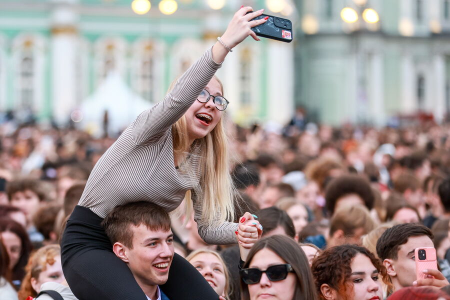 Выпускники на&nbsp;Дворцовой площади во время ежегодного праздника &laquo;Алые паруса&raquo; в&nbsp;Санкт-Петербурге, 28&nbsp;июня 2025&nbsp;года