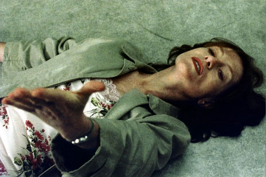 <b>«Пианистка» (La Pianiste) / «Хэппи-энд» (Happy End) / «Код неизвестен» (Code inconnu: R?cit incomplet de divers voyages), реж. Михаэль Ханеке</b>
<br><br>
<b>Где и когда смотреть:</b> в кино — с 6, 13 и 20 ноября
<br><br>
Тройная доза классика европейского кино, лауреата «Золотой пальмовой ветви» и «Оскара» Михаэля Ханеке: повторный прокат «Пианистки» и «Хэппи-энда» плюс первое появление на российских экранах ленты «Код неизвестен».