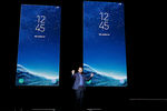Новые модели смартфона Galaxy S8 и Galaxy S8+ во время презентации в Нью-Йорке