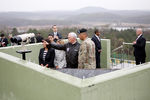 Вице-президент США Майк Пенс на наблюдательном пункте в демилитаризованной зоне, которая разделяет Южную Корею и КНДР, 17 апреля 2017 года