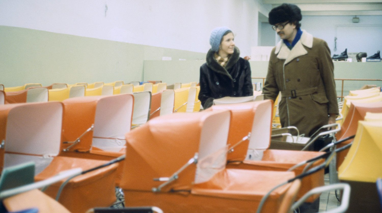 1979 год. Покупатели в отделе колясок магазина