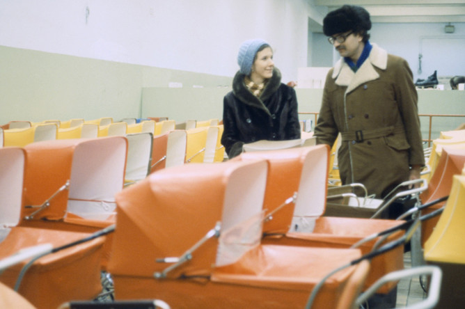 1979 год. Покупатели в отделе колясок магазина