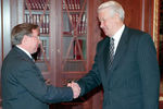 Сегодня в Кремле состоялась встреча Президента России Борис Ельцин и председателя Высшего арбитражного суда Вениамин Яковлев, 1997 год