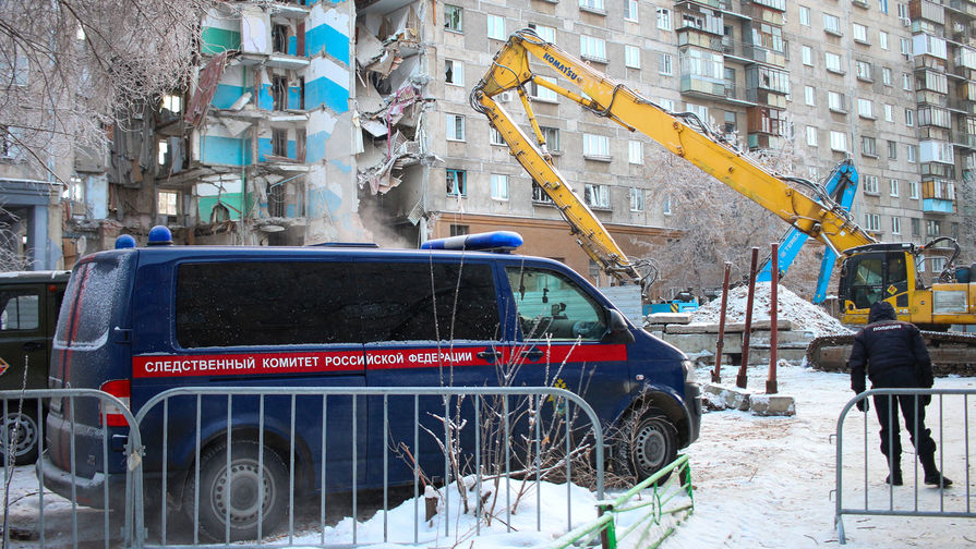 Автомобиль Следственного комитета на месте обрушения подъезда жилого дома на проспекте Карла Маркса в Магнитогорске, 4 января 2019 года