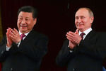 Председатель КНР Си Цзиньпин и президент России Владимир Путин на торжественном вечере в Большом театре, посвященном 70-летию установления дипломатических отношений между странами, 5 июня 2019 года