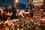 Цветы и свечи во время акции памяти погибшего Романа Бондаренко в Минске, 13 ноября 2020 года