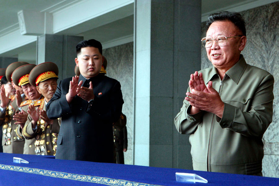 Ким Чен Ын и Ким Чен Ир на военном параде в Пхеньяне, 2010 год