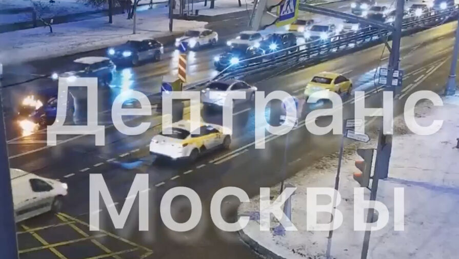 В Москве посреди проезжей части загорелся легковой автомобиль