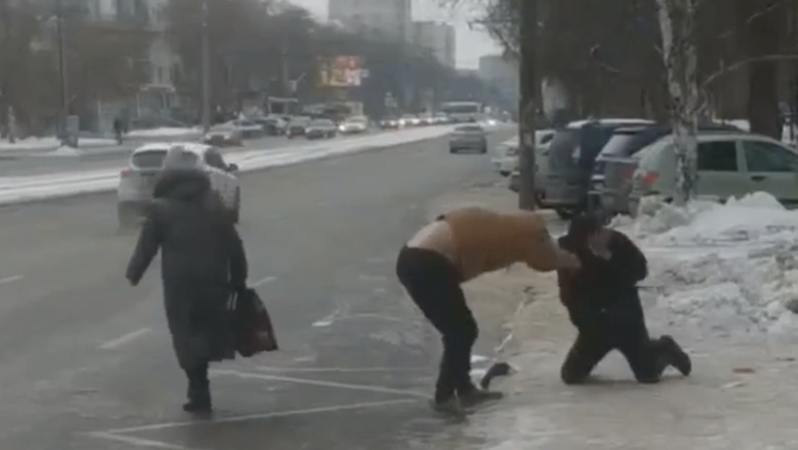 В Челябинске пассажиры не поделили место в маршрутке и подрались на остановке