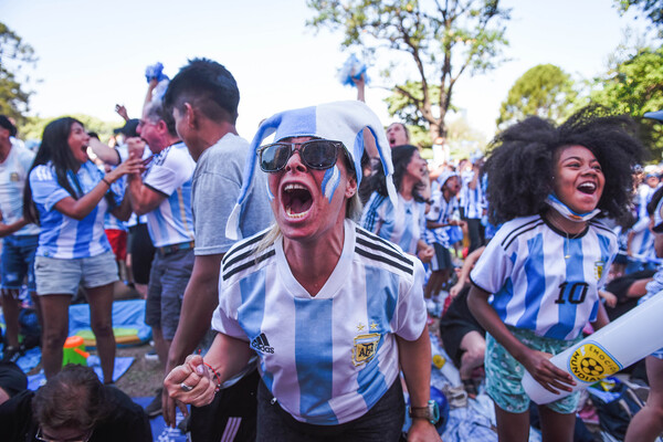 Болельщики на&nbsp;площади Республики празднуют победу аргентинской сборной в&nbsp;матче финала чемпионата мира по&nbsp;футболу 2022&nbsp;против сборной Франции, который прошел в&nbsp;Катаре, 18&nbsp;декабря 2022&nbsp;года 