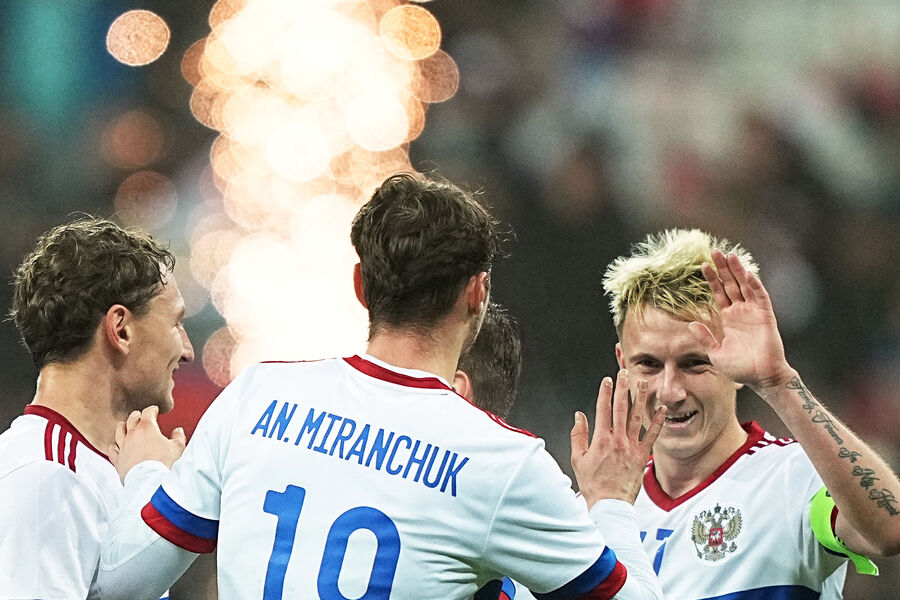 Игроки сборной России радуются забитому голу в товарищеском матче между сборными России и Кубы