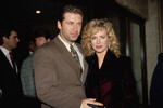Ким Бейсингер со своим мужем Алеком Болдуином на премьере фильма «Окончательный анализ» в Лос-Анджелесе, 1992 год
