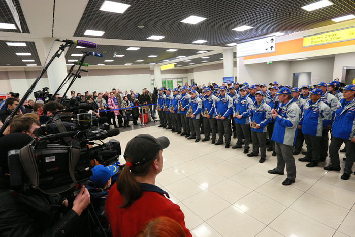 Посмотреть на&nbsp;прилет &laquo;КАМАЗа&raquo; в&nbsp;аэропорт Шереметьево пришли десятки болельщиков и журналистов