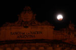 Луна в небе над Национальным банком Аргентины в конце затмения