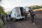 Бойцы народного ополчения загружают орудие СПГ-9 «Копье» в автомобиль неподалеку от российско-украинской границы возле города Снежное