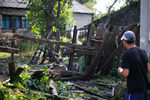 Сарай, разрушенный в результате боевых действий украинской армии в Горловке