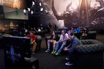 Посетители играют в «Diablo III: Reaper of Souls» на стенде Blizzard Entertainment на выставке Gamescom в Кельне