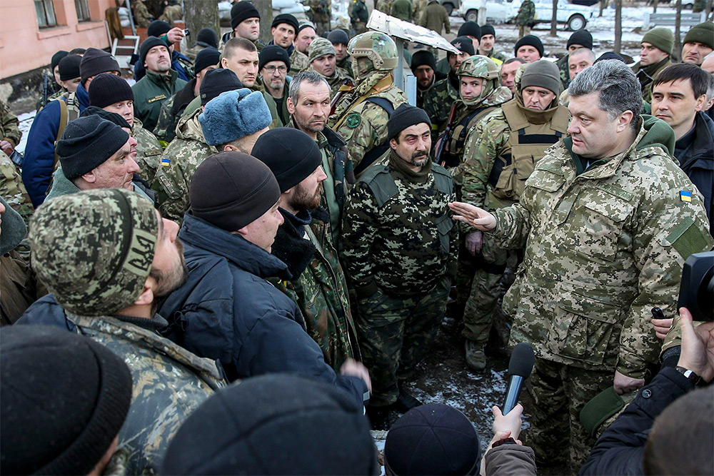 Петр Порошенко во время встречи с украинскими военнослужащими в Артемовске