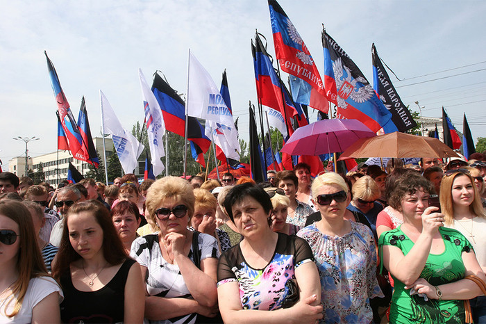 Жители Донецка на&nbsp;площади Ленина на&nbsp;митинге в&nbsp;день траура, объявленного в&nbsp;ДНР 28&nbsp;мая в&nbsp;память по&nbsp;погибшим в&nbsp;результате обстрелов