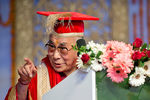 Далай-лама выступает на церемонии созыва Центрального университета штата Химачал-Прадеш вблизи Дхарамсале, Индия