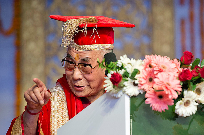 Далай-лама выступает на&nbsp;церемонии созыва Центрального университета штата Химачал-Прадеш вблизи Дхарамсале, Индия