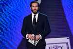 Актер Джейк Джилленхол вручает награду лучшему спортсмену-мужчине на церемонии ESPY Awards