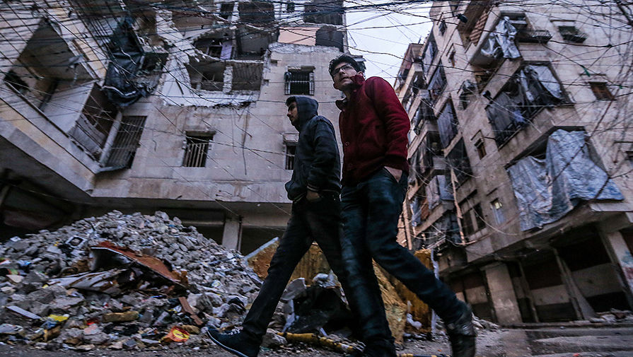 Жители Алеппо на одной из улиц города