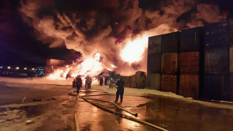 На&nbsp;месте пожара в&nbsp;промзоне в&nbsp;Пушкинском районе Санкт-Петербурга, 3 декабря 2019 года. Кадр из&nbsp;видео