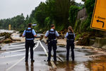 Полицейские на разрушенной наводнением дороге близ города Эрфтштадт, 16 июля 2021 год