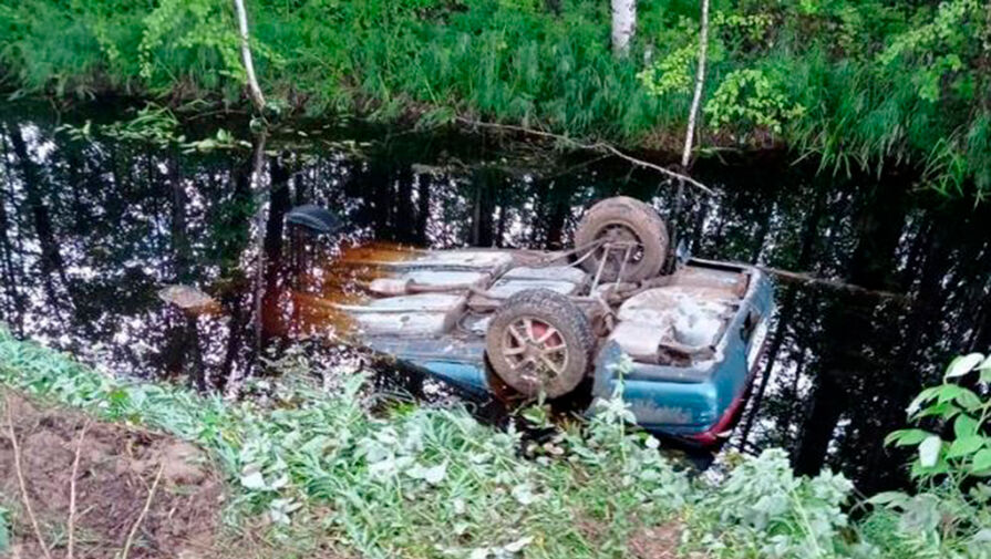 Томские полицейские нашли в болоте автомобиль с пятью погибшими мужчинами