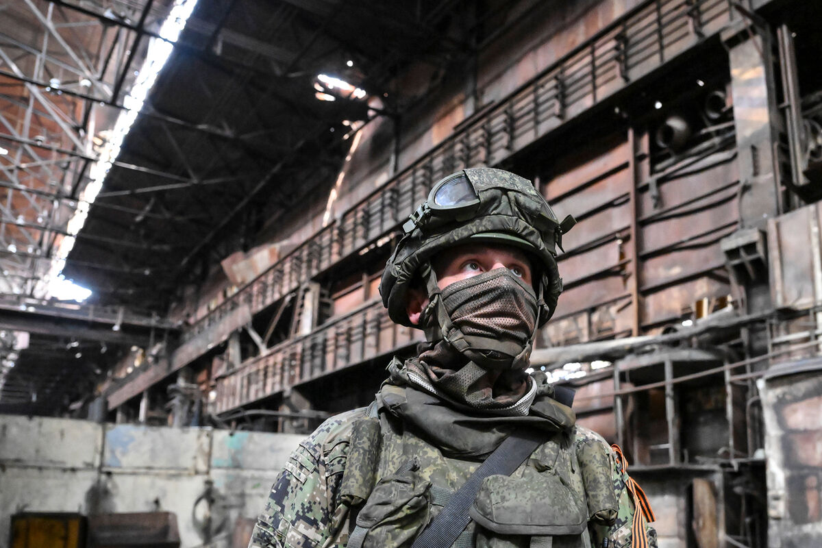 Военнослужащий Международного противоминного центра Вооруженных сил РФ во время разминирования территории завода «Азовмаш» в Мариуполе, август 2022 года