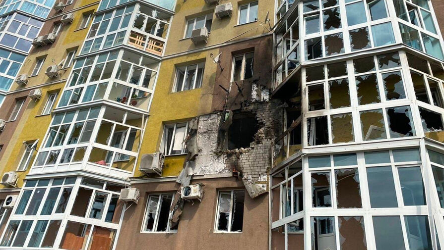Беспилотник повредил два этажа в жилом доме в Воронеже