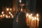 Верующая во время праздничного пасхального богослужения в храме Святителя Алексия в Рогожской слободе в Москве, 20 апреля 2025 года