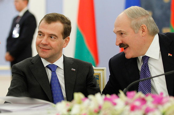 Россия почти вдвое снизила цену газа для Белоруссии 