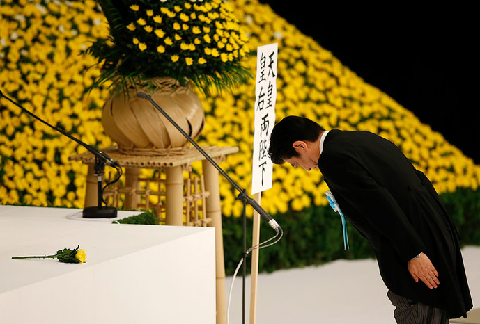 Премьер-министр Японии Синдзо Абэ во время мемориальной церемонии в&nbsp;память о&nbsp;погибших во Второй мировой войне в&nbsp;Токио 15&nbsp;августа 2015&nbsp;года