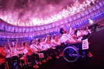 Делегация Японии, страны — хозяйки Паралимпиады-2020, наблюдает за салютом в честь закрытия Игр-2016 в Рио-де-Жанейро