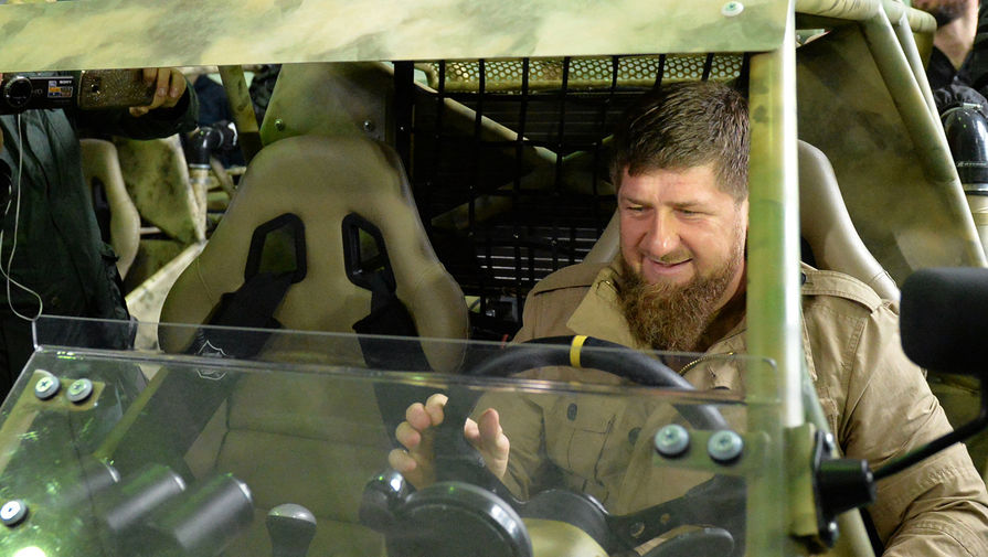 Глава Чеченской Республики Рамзан Кадыров (слева) осматривает военные багги на&nbsp;Аргунском заводе &laquo;Чеченавто&raquo;