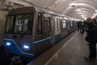 Состав с вагонами 81-760/761 «Ока» во время парада поездов на Кольцевой линии московского метро, 13 мая 2017 года