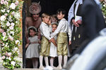 Кейт Миддлтон, герцогиня Кембриджская, с дочерью, принцессой Шарлоттой, перед церемонией венчания Пиппы Миддлтон и Джеймса Мэттьюса